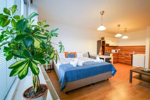 Flora Cozy Apartment by CHORS