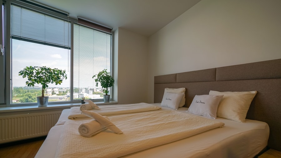 Flora Cozy Apartment by CHORS