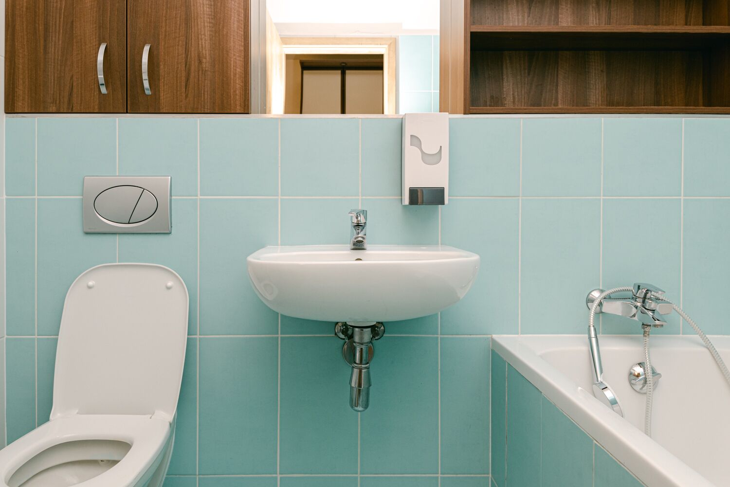 Flora Cozy Apartment by CHORS | Bathroom | Bathtub, towels, soap, shampoo