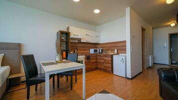 Business appartement | Privékeuken | Een koelkast, een microgolfoven, een oven, een kookplaat