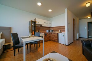 Flora Cozy Apartment by CHORS | Cocina privada | Frigorífico, microondas, horno y placa de cocina