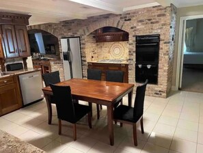 Dining - Acadie EVENT Retreat w/POOL for 14+ w/GameRoom (Lafayette)