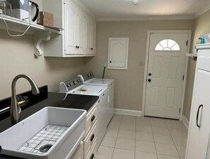 Fridge, microwave, oven, stovetop - Acadie EVENT Retreat w/POOL for 14+ w/GameRoom (Lafayette)