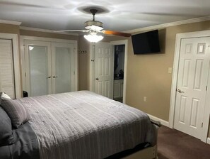 6 bedrooms, desk, iron/ironing board, travel cot