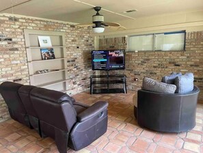 Smart TV, chimenea, videojuegos y tenis de mesa 