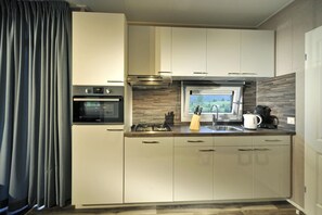 Geladeira, micro-ondas, cooktop, lava-louças