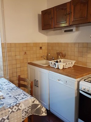 Fridge, microwave, oven, stovetop - Gîte Rustique et Confortable, en Plein Cœur du Livradois Forez (Sugères)