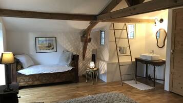 2 bedrooms, iron/ironing board, travel crib, free WiFi