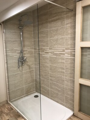Secadora de cabello, toallas, papel de baño 