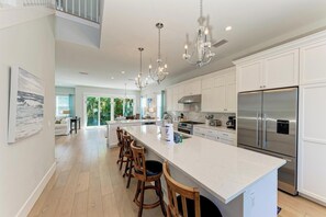 Réfrigérateur, micro-ondes, plaque de cuisson, lave-vaisselle