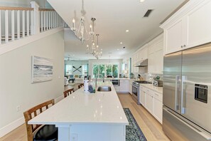 Réfrigérateur, micro-ondes, plaque de cuisson, lave-vaisselle