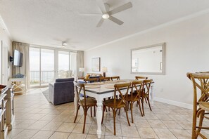 Dining - Snowbird-friendly oceanfront condo with pool & amazing balcony views (Fort Walton Beach)