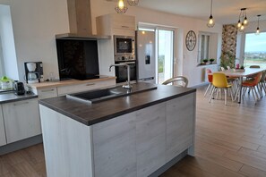 Kylskåp, mikrovågsugn, ugn och spishäll