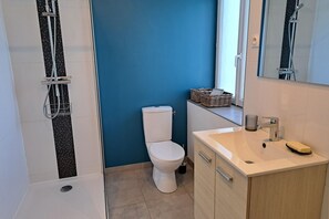 Dusche, Haartrockner, Handtücher