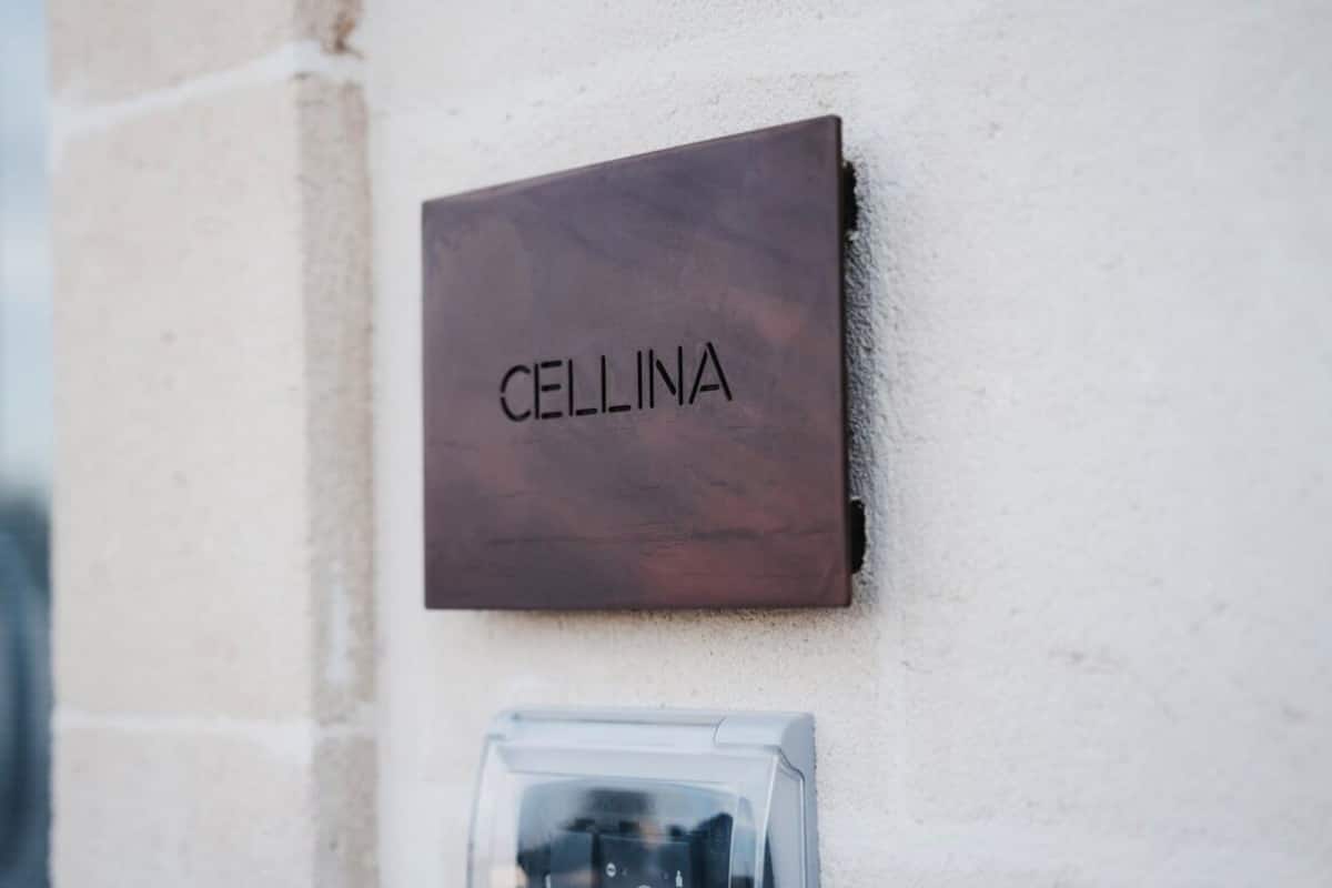 Ein an der Wand befestigtes Schild mit dem Wort 'CELLINA'.
