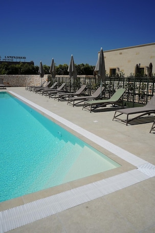 Una piscina techada, 15 piscinas al aire libre