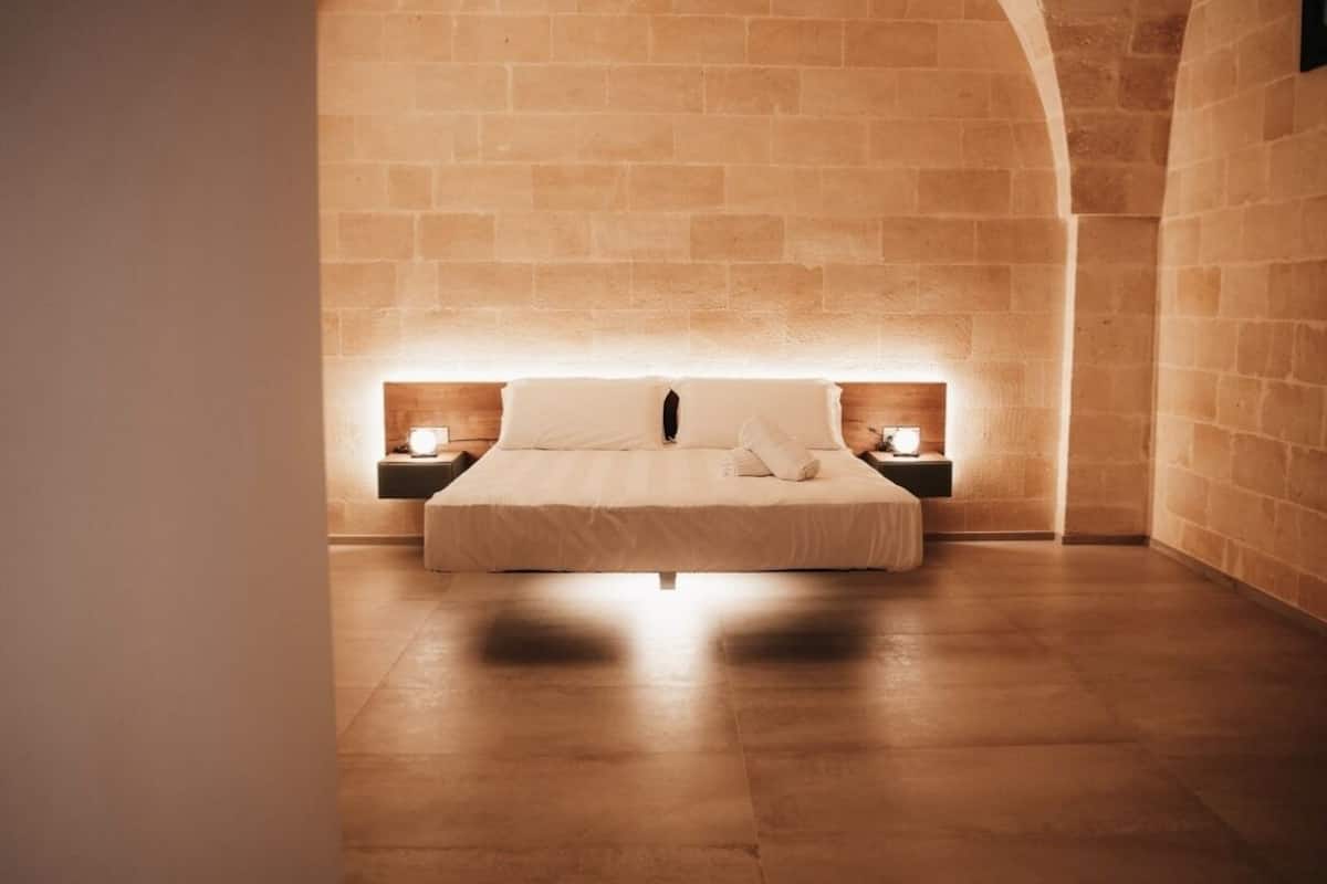 Junior Studio Suite | 1 bedroom, in-room safe, soundproofing, iron/ironing board