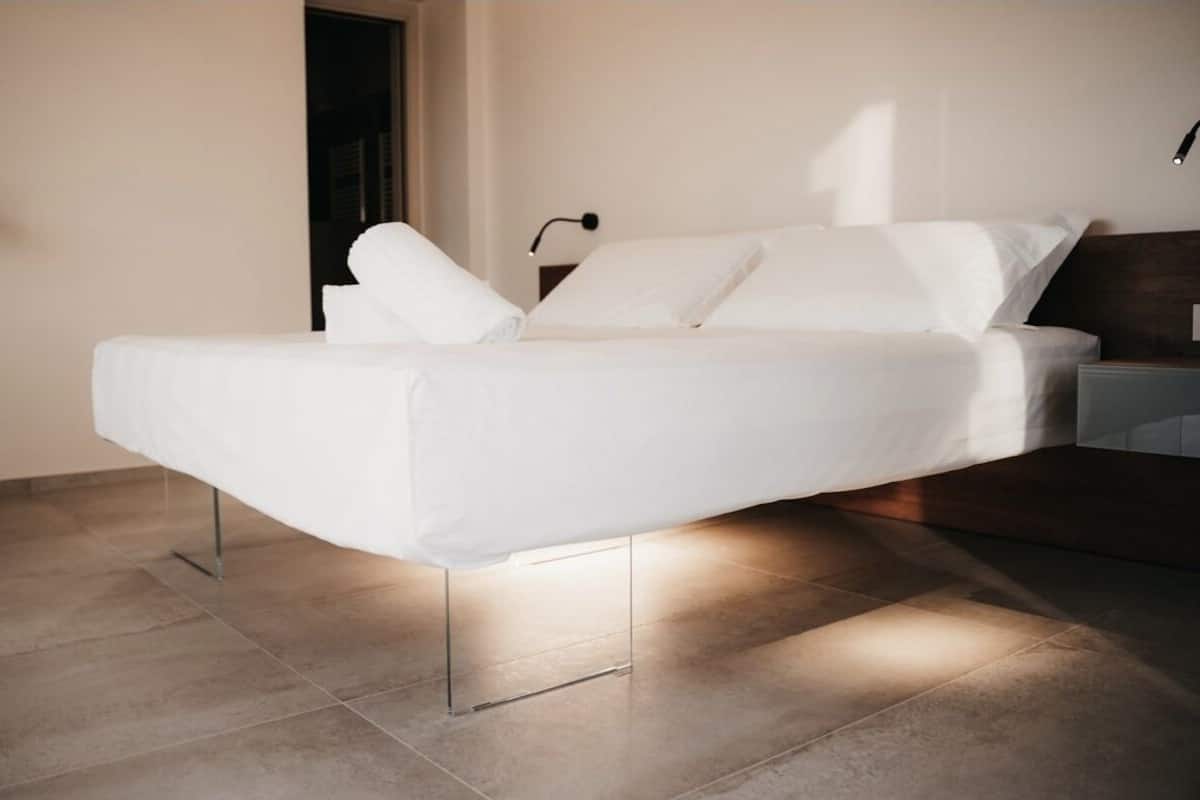 Junior Studio Suite | 1 bedroom, in-room safe, soundproofing, iron/ironing board
