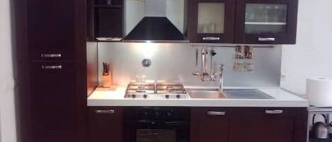 High chair, cookware/dishes/utensils