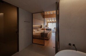 Suite with terrace | ห้องน้ำ | ของใช้ในห้องน้ำระดับพรีเมียม, ไดร์เป่าผม, เสื้อคลุมอาบน้ำ