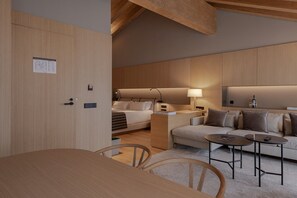 Suite with terrace | Área de sala de estar | Piso con calefacción 