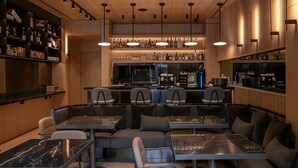 Een moderne bar met zitplaatsen en een bar.