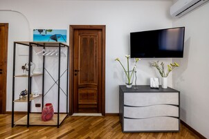 Habitación Deluxe doble | Tabla de planchar con plancha, wifi gratis, ropa de cama