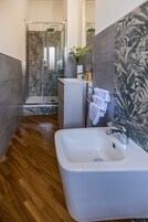 Habitación clásica doble | Tabla de planchar con plancha, wifi gratis, ropa de cama