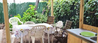 Maison de Ville Avec Cuisine D'été Appareil Cuisson Ustensil et Vaisselle
