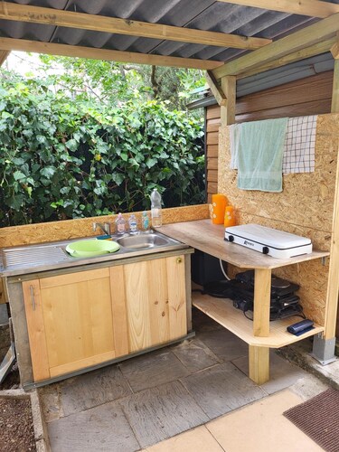 Maison de ville avec cuisine d'été Appareil cuisson ustensil  et vaisselle