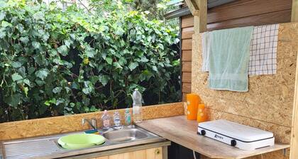 Maison de ville avec cuisine d'été Appareil cuisson ustensil et vaisselle