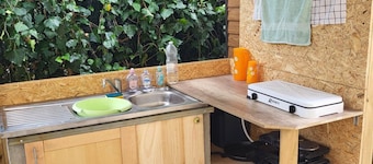 Maison de Ville Avec Cuisine D'été Appareil Cuisson Ustensil et Vaisselle