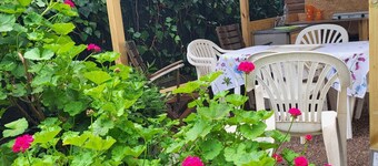 Maison de Ville Avec Cuisine D'été Appareil Cuisson Ustensil et Vaisselle