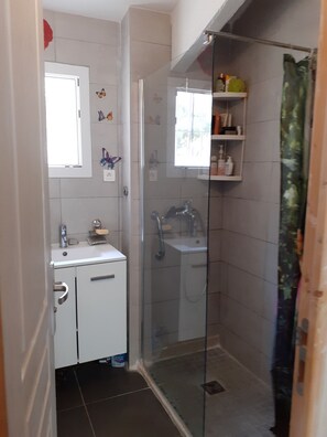 Dusche, Haartrockner, Seife, Shampoo