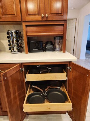 Kjøleskap, mikrobølgeovn, ovn og kokeplater