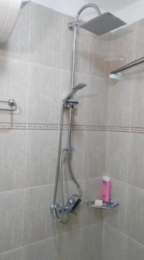 Haartrockner, Handtücher, Shampoo, Toilettenpapier