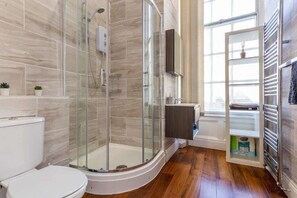 Hair dryer, towels - Triplex Apartment in Central Newcastle - Sleeps 10 (Newcastle upon Tyne)