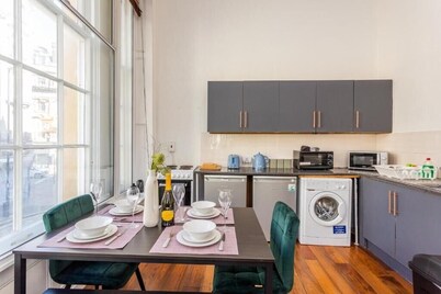 Triplex Apartment in Central Newcastle - Sleeps 10
