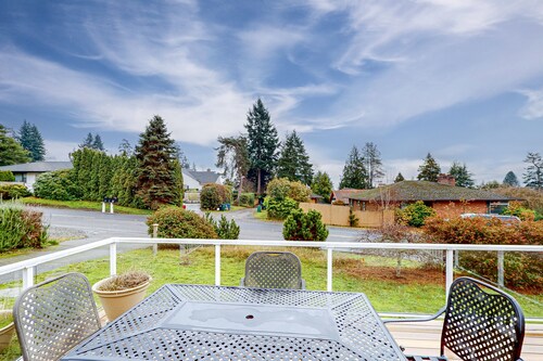 Remodeled mountain-view home with deck, streaming, wonderful backyard, patio, AC