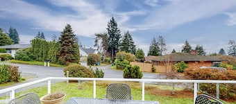 Remodeled mountain-view home with deck, streaming, wonderful backyard, patio, AC