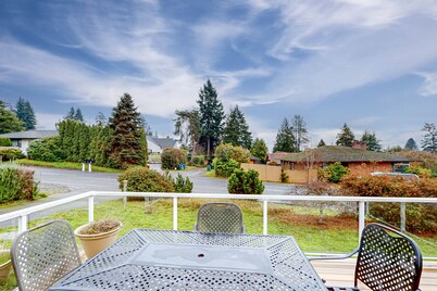 Remodeled mountain-view home with deck, streaming, wonderful backyard, patio, AC