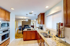 Kylskåp, mikrovågsugn, ugn och spishäll