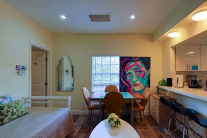 Dining room - Miami Vacations 3 bedrooms with parking (Miami)