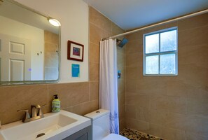 Ducha, artículos de higiene personal gratuitos y secador de pelo