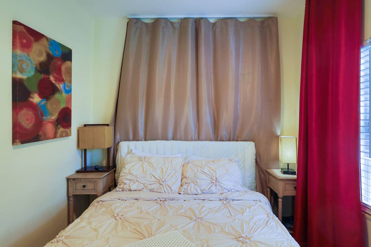 Comfort Townhome | 3 bedrooms, hypo-allergenic bedding, individually decorated