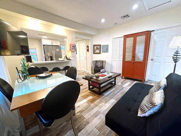 Casa de ciudad confort | Área de sala de estar | Smart TV de 43 pulgadas con canales por cable, Netflix y juguetes