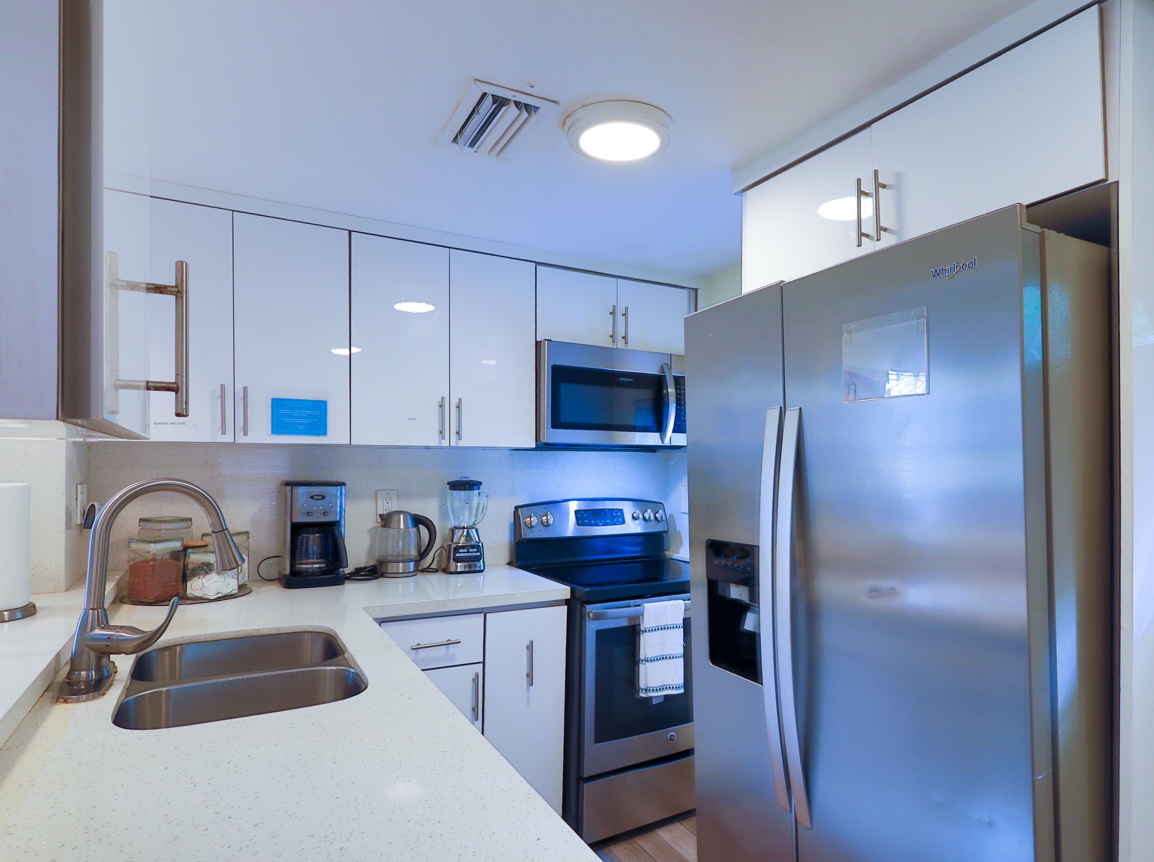 Full-size fridge, microwave, oven, stovetop