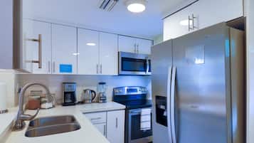 Geladeira grande, micro-ondas, fogão, cooktop