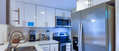 Full-size fridge, microwave, oven, stovetop