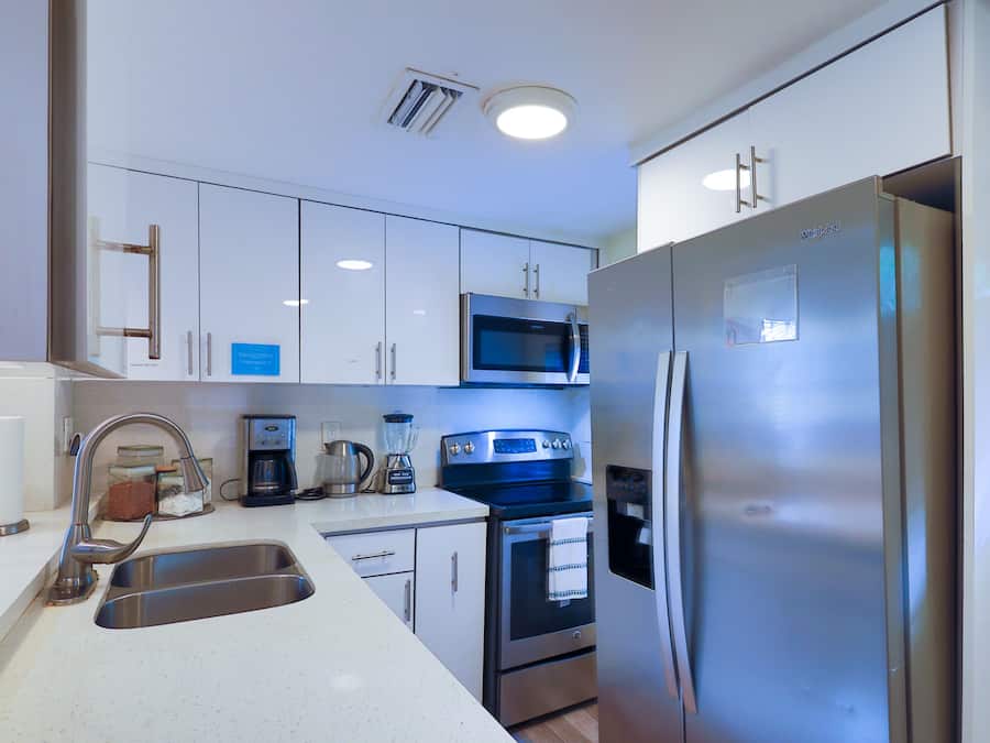 Full-sized fridge, microwave, oven, stovetop